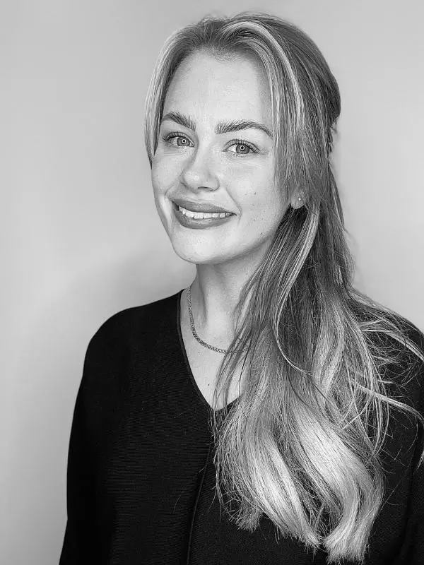 Porträtt av Carolina, frisör på Capillus Stockholm